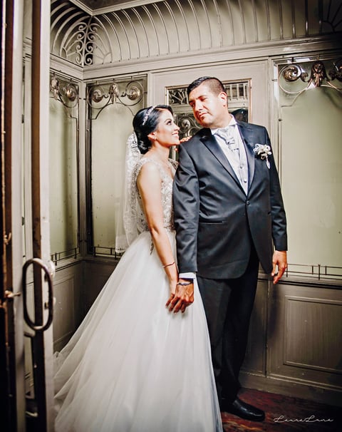 30072017 Fabiola Gutiérrez y Carlos Aguilera fueron declarados marido y mujer en el altar de la Parroquia de Nuestra Señora Guadalupe Reina de América el 22 de julio. - Laura Luna Fotografía