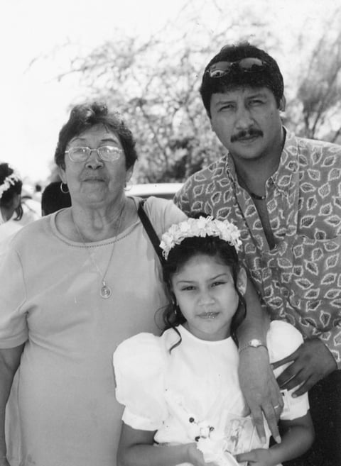 30072017 Brenda Martínez Mendoza con su abuelita, Manuela Durán, y su papá, Cuauhtémoc Martínez, en su Primera Comunión.