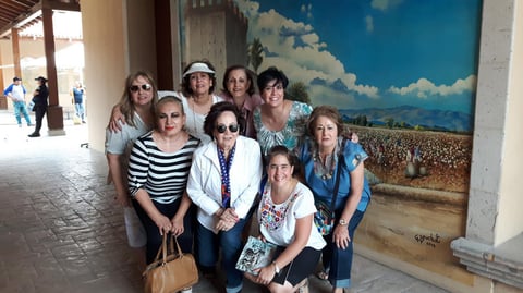 31072017 DE VISITA.  Esperanza, Lourdes, Hilda, Alicia, Yeye, Lety, Julia e Idoia en el Museo del Algodón.