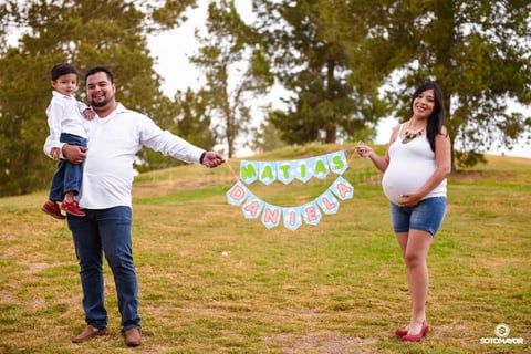 31072017 FELICES.  Miguel y Karina con su hijo, Mikel, en espera de su segundo bebé.