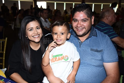 01082017 Cynthia y Marco Antonio con el pequeño Marco Antonio.