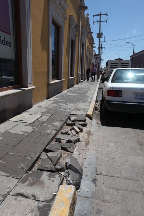 Por lo regular, se combinan la mala calidad de los trabajos con falta de pericia de conductores que golpean las guarniciones.