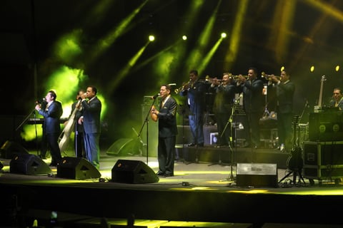 En el turno de la Sonora, el público coreó clásicos como 'La boa', 'Perfume de gardenias', 'El mudo', 'Luces de Nueva York' y 'Mi razón'.