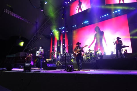 "Intocable está celebrando 23 años de carrera y lo más hermoso de todo, a pesar de muchas corrientes musicales que han llegado, aquí vinieron los verdaderos fans de Intocable", fueron las palabras de bienvenida que José Juan Hernández dio a nombre del grupo originario de Zapata, Texas.