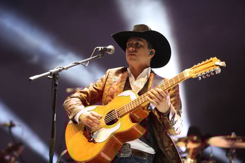 La fiesta inició con dedicatorias para dolidos y enamorados que a todo pulmón cantaron 'Eso duele', 'Coqueta', 'Por ella' y 'Soñador eterno'.