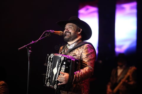 La agrupación celebró 23 años de trayectoria en la Velaria de la Feria Nacional Durango con la mejor compañía, sus fans.