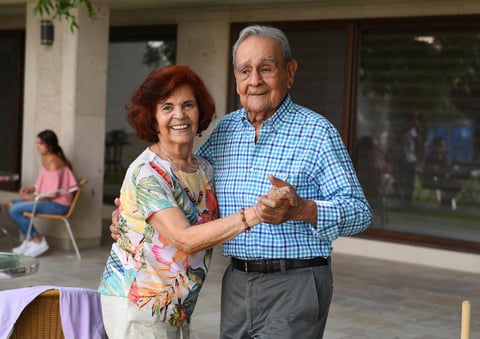 Enrique Galindo Carrillo acompañado de su esposa, María Luisa de Galindo