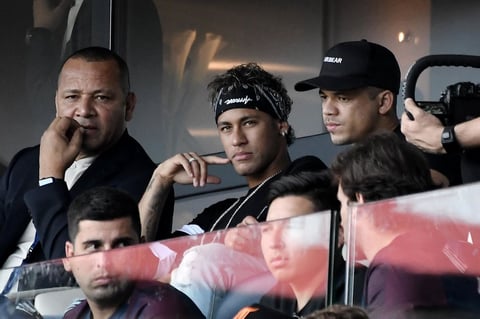 El brasileño vio el partido de sus nuevos compañeros desde la tribuna.