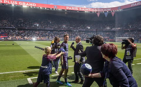 Neynar tuvo su presentación oficial antes del partido ante Amiens.
