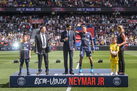 Por su parte, el presidente del PSG, el catarí Nasser al Khelaifi, que también fue ovacionado por el público, agradeció al jugador por haber elegido París como su nuevo destino, pero le instó a partir de ahora "a trabajar, porque hay que ganar muchos trofeos".