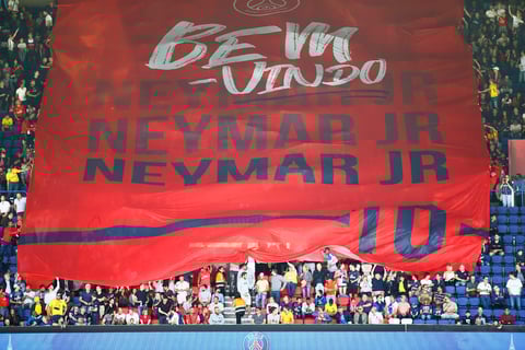 Tras dirigir unas breves palabras a la hinchada, ésta lo interrumpía con nuevos cánticos que ya lo tienen como destinatario.