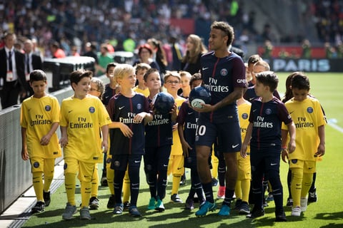 Neymar dio una vuelta al estadio lanzando balones y acompañado por un grupo de niños.