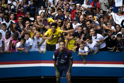 "Paris est magique", dijo Neymar en francés, antes de lanzar, en el mismo idioma, el grito de guerra que distingue al club parisino "Ici c'est Paris!" ("¡Esto es París!").