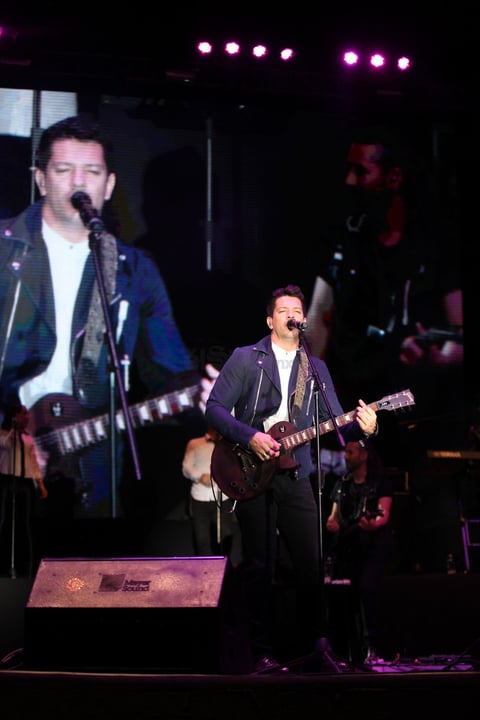 El cantautor sonorense hizo una pausa en su agenda para cantar a Durango
