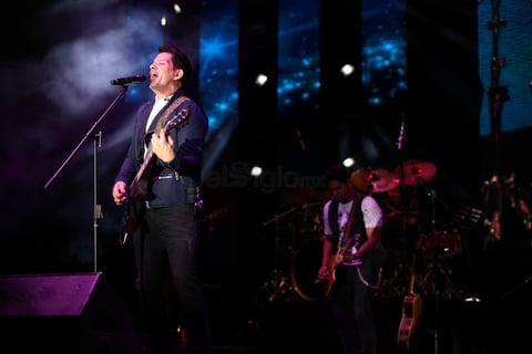 Por eso su regreso a esta ciudad no pudo significar más que alegría y lo festejó al ritmo de ‘Si tú te vas’, ‘Amor mío’ ¿qué me has hecho?’, ‘Jamás’ y ‘Perdóname’.