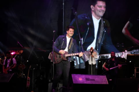 Sonriente, compartió que en todos estos años han pasado muchas cosas en su carrera, específicamente cinco telenovelas, ocho discos y hasta un cambio de televisora.