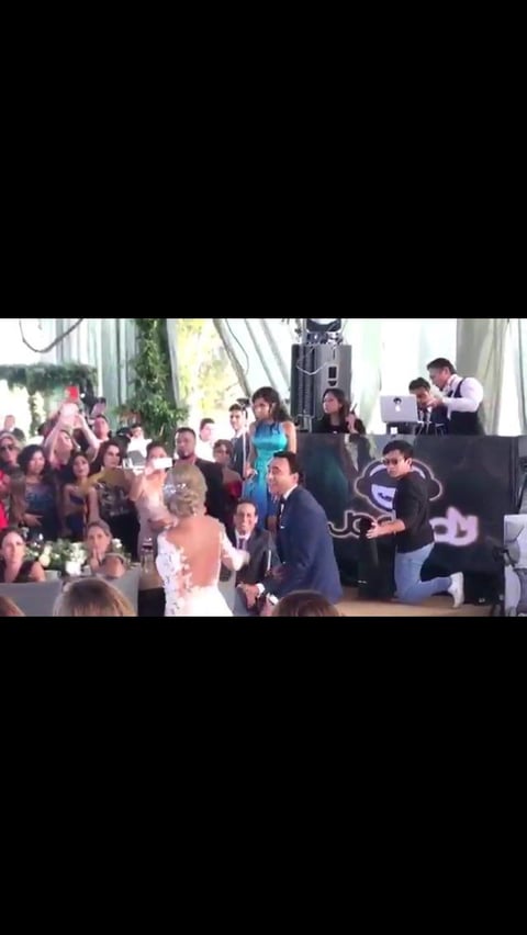 Adal tuvo un emotivo vals con su nueva esposa.