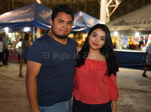 06082017 EN LA FERIA.  Jesús y Karina.