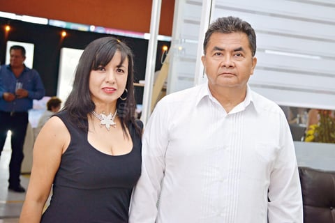 06082017 POSAN PARA LA FOTO.  Ángeles y Jaime.