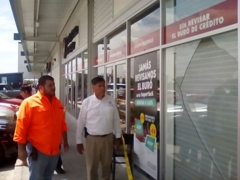 Algunos negocios en Acuña resultaron con daños en sus instalaciones.