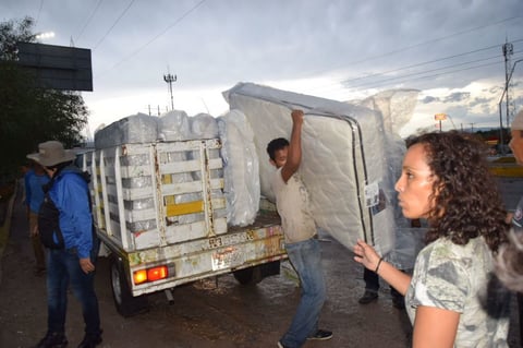 En Monclova, se apoyó a algunas familias con colchones ya que perdieron sus muebles al ingresar el agua a sus domicilios.