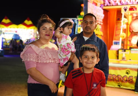 09082017 DE PASEO.  Michelle, Allison, Omar y Dylan Omar.
