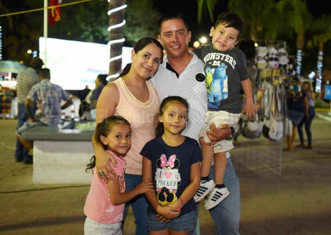 09082017 FELICES.  Leticia Márquez y Diostenes Valadéz con: Ivanna, Ana Julia y Caleb.