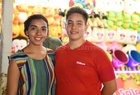 09082017 POSAN PARA LA FOTO.  Wendy y Emilio.