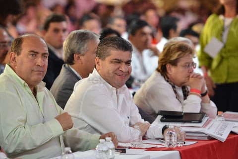 Así como cuatro escrutadores: Erik Fernández Ballesteros, Ernesto de Lucas, Jesús Adrián Quintal y el Coahuilense José María Fraustro Siller.