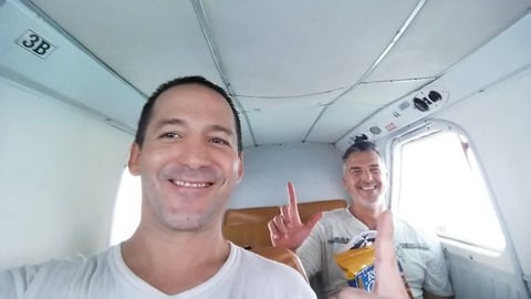 A Luis Enrique Guzmán Pinal lo detuvieron mientras amenizaba una fiesta como DJ en una residencia del Desierto de los Leones. En el lugar fueron capturados 15 presuntos integrantes de una célula delictiva. La PGR lo liberó al no encontrarle nexos con grupos criminales.