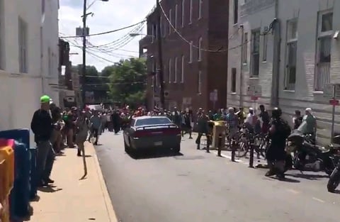 En rueda de prensa, el gobernador de Virginia, Terry McAuliffe, señaló que al fallecido en el atropello de manifestantes opuestos a la marcha en el Centro de la ciudad había que sumar un piloto y un pasajero de un helicóptero de la policía estatal que se estrelló a las afueras de Charlottesville.