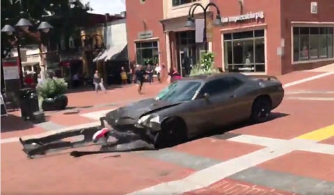 Una de las muertes se produjo cuando un automóvil arrolló premeditadamente a un grupo de opositores a la manifestación y las otras dos al estrellarse un helicóptero policial.