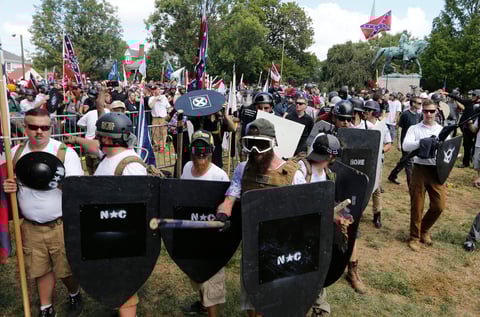 La polémica marcha de blancos supremacistas "Unir a la derecha" provocó ayer violentos enfrentamientos en la ciudad estadounidense de Charlottesville, estado de Virginia, que dejaron un muerto y más de 20 heridos, según las autoridades.