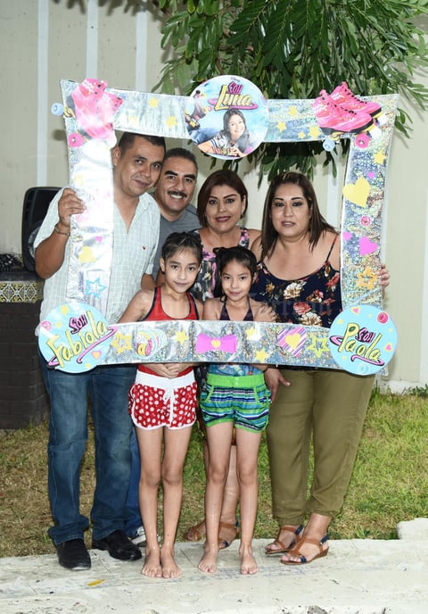 12082017 DE FIESTA.  Paola y Fabiola con sus papás y padrinos.