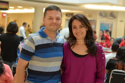 12082017 EN EL MALL.  Enrique y Karina.