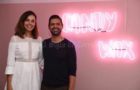 12082017 EN INAUGURACIóN.  Daniela y Fernando.