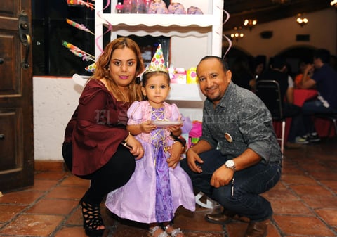 15082017 CUMPLE TRES AñOS.  Isabela con sus papás, Paulina y Baldemar.
