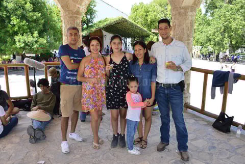 16082017 Carlos Antonio Gallegos, Bety Gómez, Fernando Gallegos, Laura Gallegos, Daniel Esquivel y Ana Victoria Gallegos.