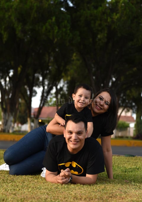 16082017 EN FAMILIA.  Santi con sus papás, Claudia y Javier.