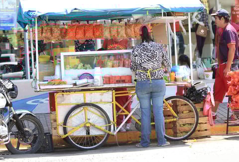 Aunque en la informalidad, algunos de los espacios ocupados se dedican a la venta de artículos orientados al mercado turístico.