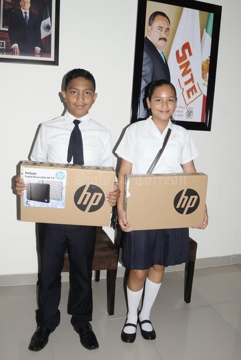 17082017 ALUMNOS DESTACADOS.  Irvin Ruiz y Rosa A. Almanza.