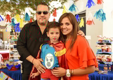 José Eduardo con sus papás, José Eduardo Sotomayor Hernández y Elizabeth Mora Muñoz