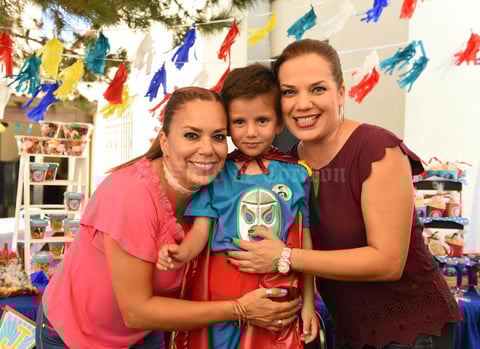 19082017 FESTEJA SU CUMPLE.  José Eduardo Sotomayor con sus tías, Gera y Erika.
