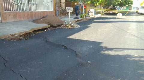 Con la aparición del socavón el pasado mes de abril, algunos vecinos optaron por abandonar sus casas, mientras que otros continúan en sus viviendas esperando que no se presente de nueva cuenta el hueco en la calle.