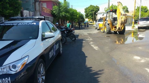 De acuerdo a versiones de los propios habitantes, la autoridades arribaron al lugar aproximadamente a las 6 de la mañana y al ver los daños en la carretera acordonaron el área e impidieron el paso tanto a vehículos como a peatones, mismo que al momento permanece cerrado.
