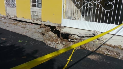 Al momento, en el área se aprecian las orillas removidas del pavimento en donde inicialmente se abrió el gran hundimiento, mientras que ya se logra ver un hueco debajo de la casa ubicada justo en las esquina de la calle Brezo e Independencia.