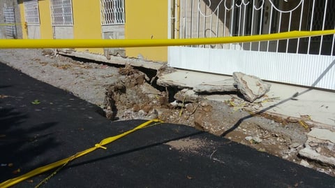 “Anoche cuando estaba lloviendo empezamos a ver cómo se abrieron las orillas de la banqueta y empezó al agua a irse por debajo, no sabemos a dónde se está yendo toda esa agua, tenemos miedo de que nuestras casas terminen afectadas por el socavón”, dijo una de las vecinas.