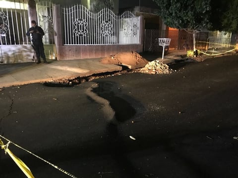 Encargados de dependencias municipales de Gómez Palacio señalaron que de acuerdo con las primeras inspecciones, esto se debió a un reacomodo de la tierra, ocasionado por la humedad de la fuerte lluvia que se registró desde la noche del viernes.
