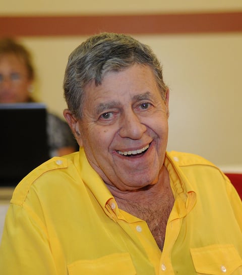 Sus esfuerzos para recaudar fondos le merecieron el Premio Humanitario Jean Hersholt en la ceremonia de los Oscar de 2009, un honor que dijo que le tocaba "el corazón y lo más profundo del alma".
