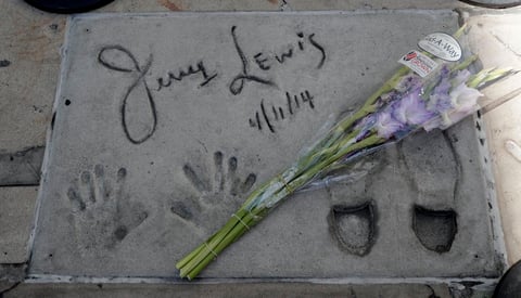 En 2012, Lewis se perdió una ceremonia de premios presentada en su adorado Friars Club por una baja de azúcar debida a una mala alimentación y tuvo que pasar la noche en el hospital. En sus noventa, siguió haciendo monólogos de comedia.